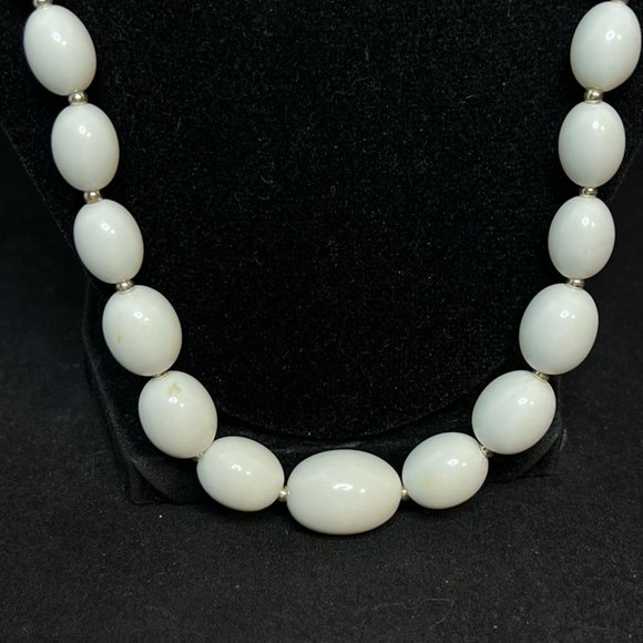 Vintage Single Strand White Oval-Shaped Graduated Beads (313) - Picture 3 of 5